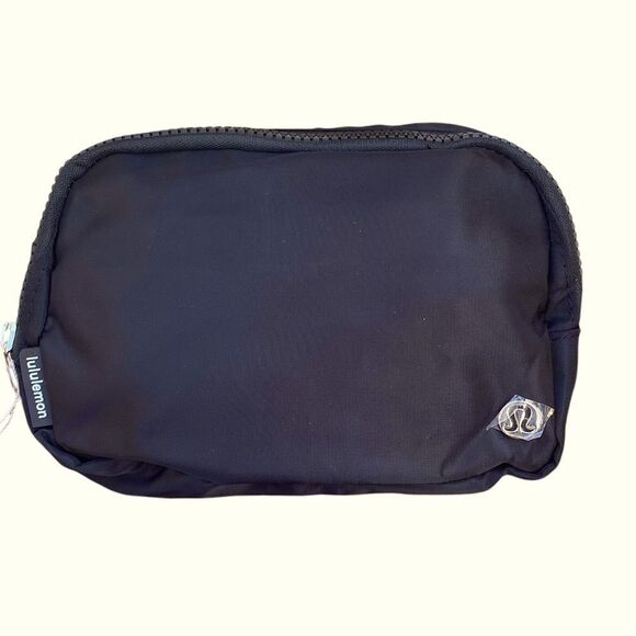 NWT New Lululemon Everywhere Belt Bag, Black w/Silver Hardware 1L Bum Bag - Picture 10 of 14